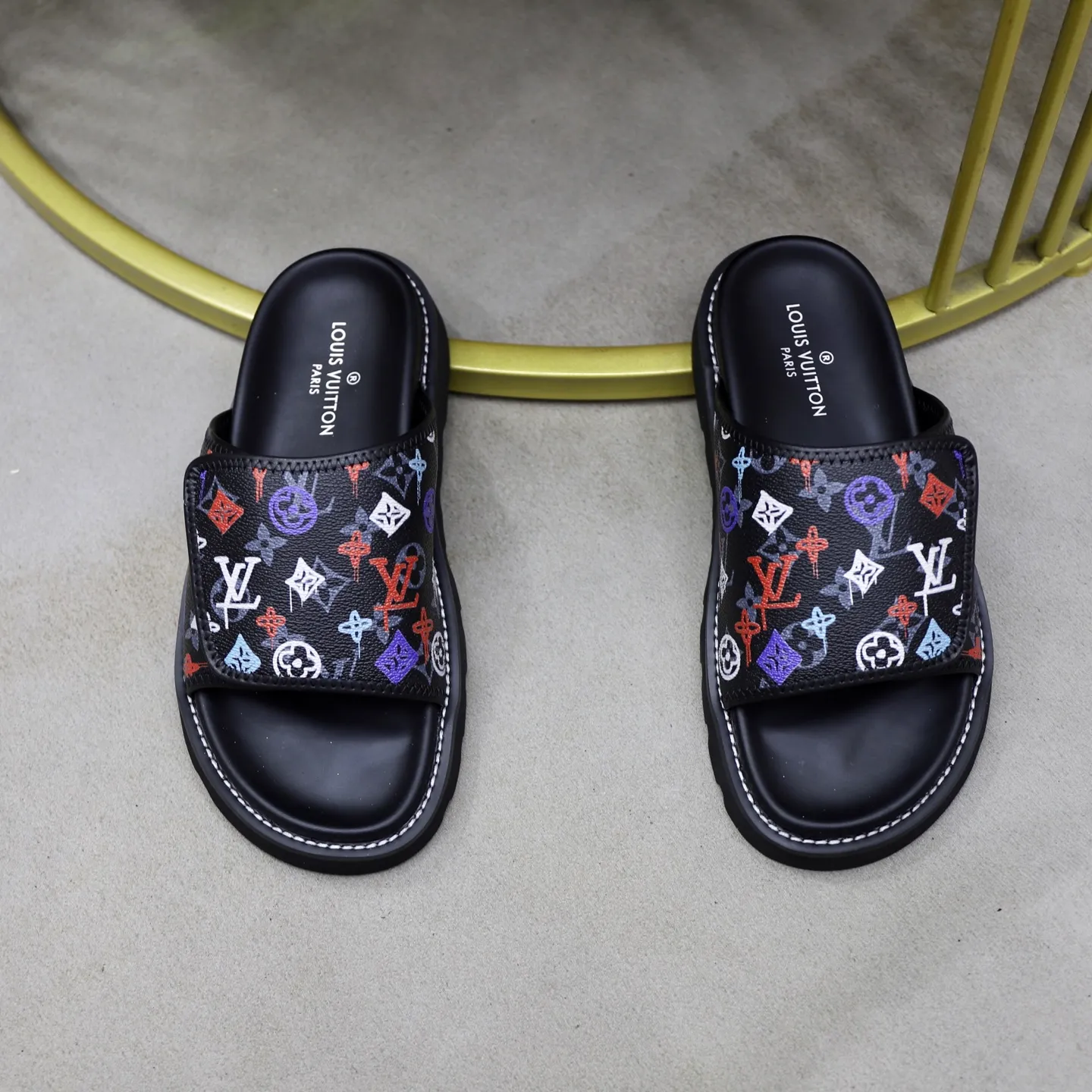 Ex-factory price: 320💰🙅‍♂️🙅‍♂️🙅‍♂️ Brand: LV Louis Vuitton Standard code: 38-45 Grade: Same as the official website Material: Original material design Original rubber wear-resistant molded outsole Style category: Men's fashion sandals Distinguished luxury brand elements Top luxury Color: Actual picture color